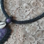 Pendentif tube en macramé avec médaillon lépidolite, perles laiton doré et cauris