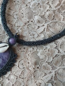 Pendentif tube en macramé avec médaillon lépidolite, perles laiton doré et cauris