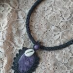 Pendentif tube en macramé avec médaillon lépidolite, perles laiton doré et cauris