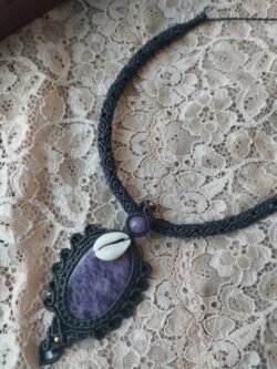 Pendentif tube en macramé avec médaillon lépidolite, perles laiton doré et cauris