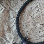 Pendentif tube en macramé avec médaillon lépidolite, perles laiton doré et cauris