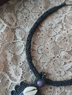 Pendentif tube en macramé avec médaillon lépidolite, perles laiton doré et cauris