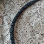 Pendentif tube en macramé avec médaillon lépidolite, perles laiton doré et cauris