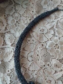Pendentif tube en macramé avec médaillon lépidolite, perles laiton doré et cauris