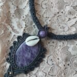 Pendentif tube en macramé avec médaillon lépidolite, perles laiton doré et cauris
