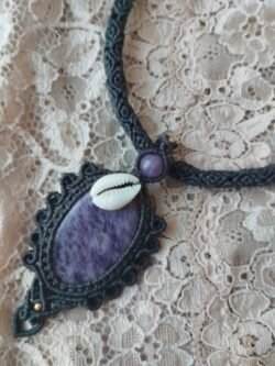 Pendentif tube en macramé avec médaillon lépidolite, perles laiton doré et cauris