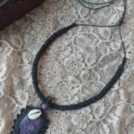 Pendentif tube en macramé avec médaillon lépidolite, perles laiton doré et cauris