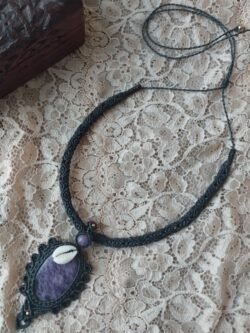 Pendentif tube en macramé avec médaillon lépidolite, perles laiton doré et cauris