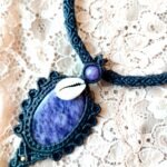 Pendentif tube en macramé avec médaillon lépidolite, perles laiton doré et cauris
