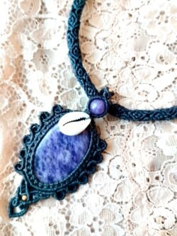 Pendentif tube en macramé avec médaillon lépidolite, perles laiton doré et cauris