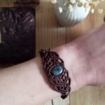 Bracelet brun en macramé avec larkivite et arabesques, perles laiton