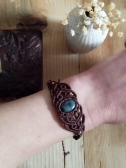 Bracelet brun en macramé avec larkivite et arabesques, perles laiton