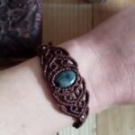 Bracelet brun en macramé avec larkivite et arabesques, perles laiton