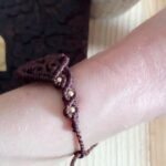 Bracelet brun en macramé avec larkivite et arabesques, perles laiton