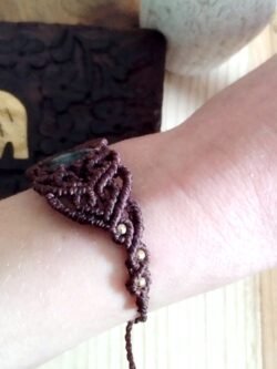 Bracelet brun en macramé avec larkivite et arabesques, perles laiton
