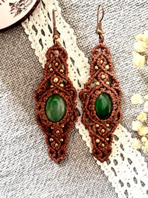 Boucles d’oreilles en macramé artisanal avec agate verte naturelle