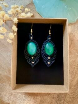Boucles d’oreilles macramé noir avec agates vertes