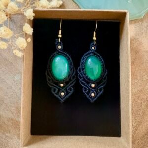Boucles d’oreilles macramé noir avec agates vertes