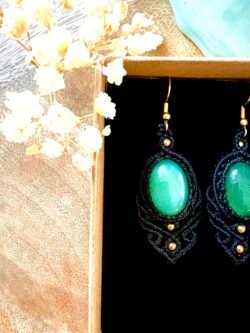 Boucles d’oreilles macramé noir avec agates vertes