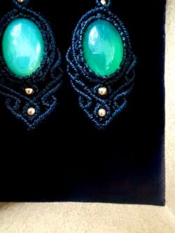 Boucles d’oreilles macramé noir avec agates vertes