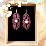 Boucles d’oreilles pendantes en macramé avec perles howlite, fil marron et pendants acier inoxydable