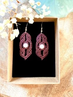 Boucles d’oreilles pendantes en macramé avec perles howlite, fil marron et pendants acier inoxydable