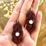 Boucles d’oreilles pendantes en macramé avec perles howlite, fil marron et pendants acier inoxydable