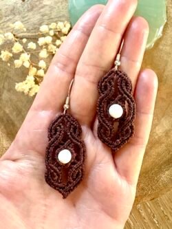 Boucles d’oreilles pendantes en macramé avec perles howlite, fil marron et pendants acier inoxydable