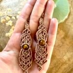 Boucles d’oreilles pendantes en macramé marron glacé avec perles d’œil de tigre et perles laiton
