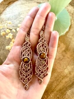 Boucles d’oreilles pendantes en macramé marron glacé avec perles d’œil de tigre et perles laiton