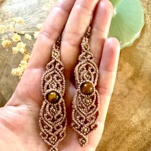 Boucles d’oreilles pendantes en macramé marron glacé avec perles d’œil de tigre et perles laiton