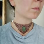 Ras de cou en macramé avec aventurine verte, fil marron glacé et taupe, cauris et perles laiton