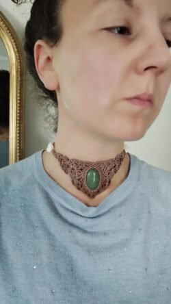 Ras de cou en macramé avec aventurine verte, fil marron glacé et taupe, cauris et perles laiton