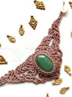Ras de cou en macramé avec aventurine verte, fil marron glacé et taupe, cauris et perles laiton