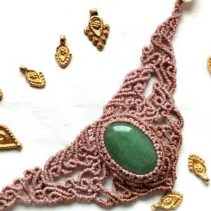 Ras de cou en macramé avec aventurine verte, fil marron glacé et taupe, cauris et perles laiton
