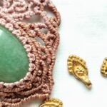 Ras de cou en macramé avec aventurine verte, fil marron glacé et taupe, cauris et perles laiton