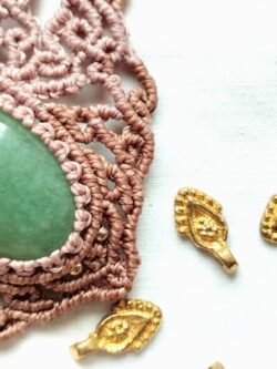 Ras de cou en macramé avec aventurine verte, fil marron glacé et taupe, cauris et perles laiton