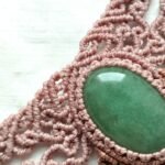Ras de cou en macramé avec aventurine verte, fil marron glacé et taupe, cauris et perles laiton