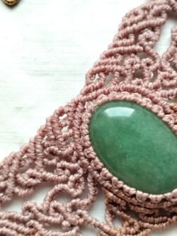 Ras de cou en macramé avec aventurine verte, fil marron glacé et taupe, cauris et perles laiton