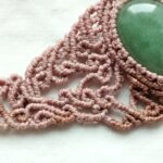 Ras de cou en macramé avec aventurine verte, fil marron glacé et taupe, cauris et perles laiton