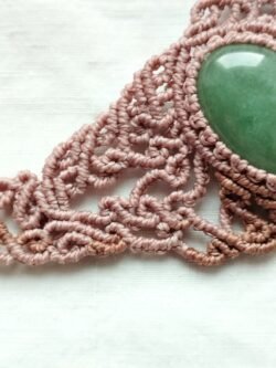 Ras de cou en macramé avec aventurine verte, fil marron glacé et taupe, cauris et perles laiton