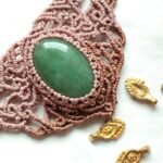 Ras de cou en macramé avec aventurine verte, fil marron glacé et taupe, cauris et perles laiton