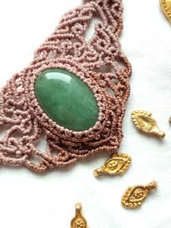 Ras de cou en macramé avec aventurine verte, fil marron glacé et taupe, cauris et perles laiton