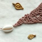 Ras de cou en macramé avec aventurine verte, fil marron glacé et taupe, cauris et perles laiton