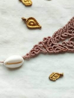 Ras de cou en macramé avec aventurine verte, fil marron glacé et taupe, cauris et perles laiton
