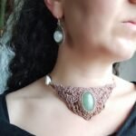 Ras de cou en macramé avec aventurine verte, fil marron glacé et taupe, cauris et perles laiton