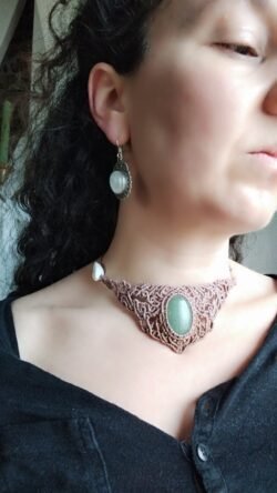Ras de cou en macramé avec aventurine verte, fil marron glacé et taupe, cauris et perles laiton