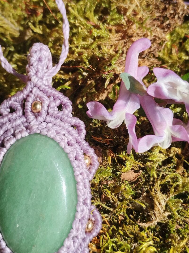 Talisman lilas en macramé avec aventurine verte