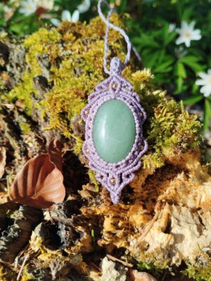 Talisman lilas en macramé avec aventurine verte