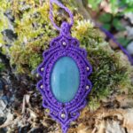 Talisman violet en macramé avec aventurine verte